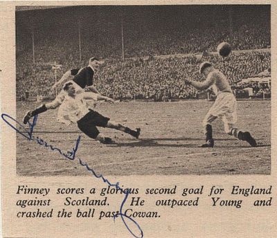 Sir Tom Finney signed newspaper photo 3x2.5 inch attached to white card.