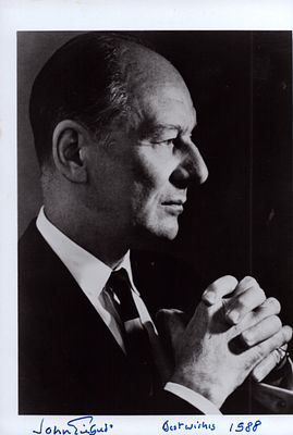 John Gielgud signed 7x5 inch black and white photo