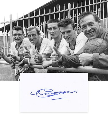 Autographed HUGH CURRAN 8 x 6 Presentation : B/W photo measuring 8 x 6 depicting Millwall 