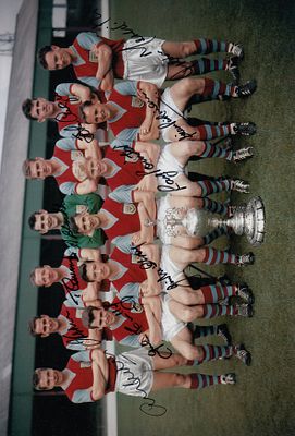 Autographed BURNLEY 12 x 8 Photograph : The 1959/60 First Division Champions - Burnley - pose 