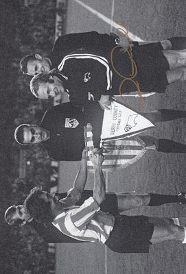 Autographed ARCHIE GEMMILL 12 x 8 Photograph : Derby County captain ARCHIE GEMMILL shakes hands 