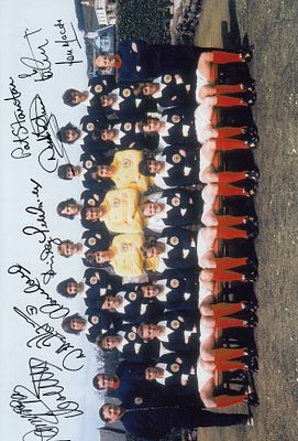 Autographed SCOTLAND 12 x 8 Photograph : Scotland players pose for a squad photo during a 