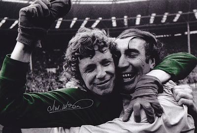 Autographed JIM MONTGOMERY 12 x 8 Photograph : Sunderland manager Bob Stokoe embraces hero of 