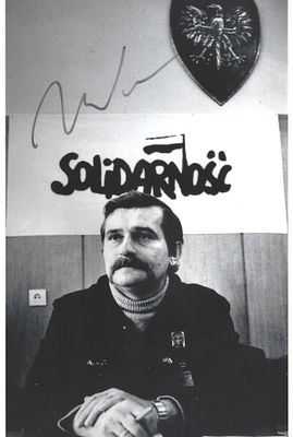 Lech Walesa signed 10x8inch black and white photo.