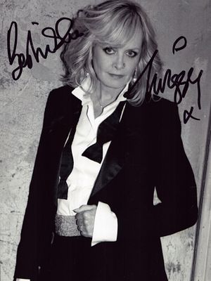 Twiggy signed 6x4inch black and white photo.