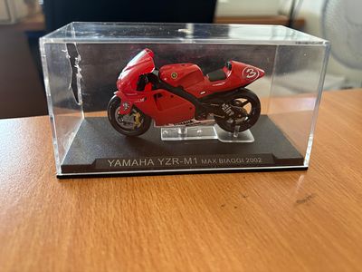 Yamaha YZRM1 Max Biaggi 2002 model motorbike, 1:24, damage to box but item is undamaged.