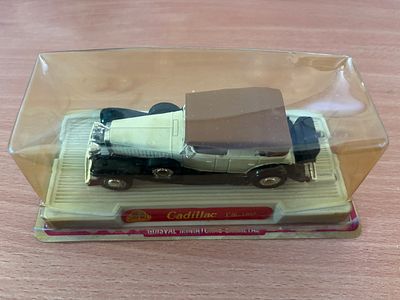 Cadillac V16 1932 Cream/ Black Guisval model, 1:43.