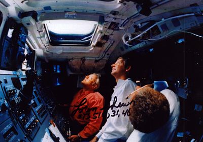 Loren Shriver signed 7X5 inch colour photo. ,astronaut