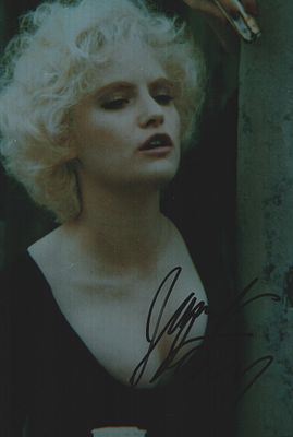 Jennifer Jason Leigh Signed 7x5 inch colour Photo