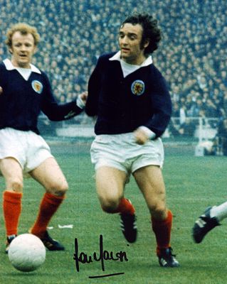 Lou Makari signed 10X8 inch colour photo Manchester United and Scotland footballer