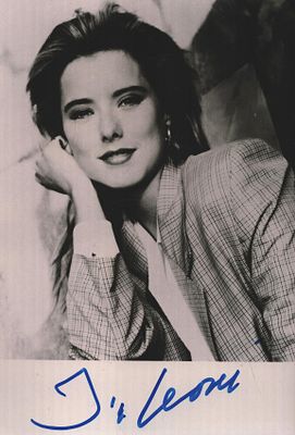Tea Leoni signed 6X4 inch black and white Photo