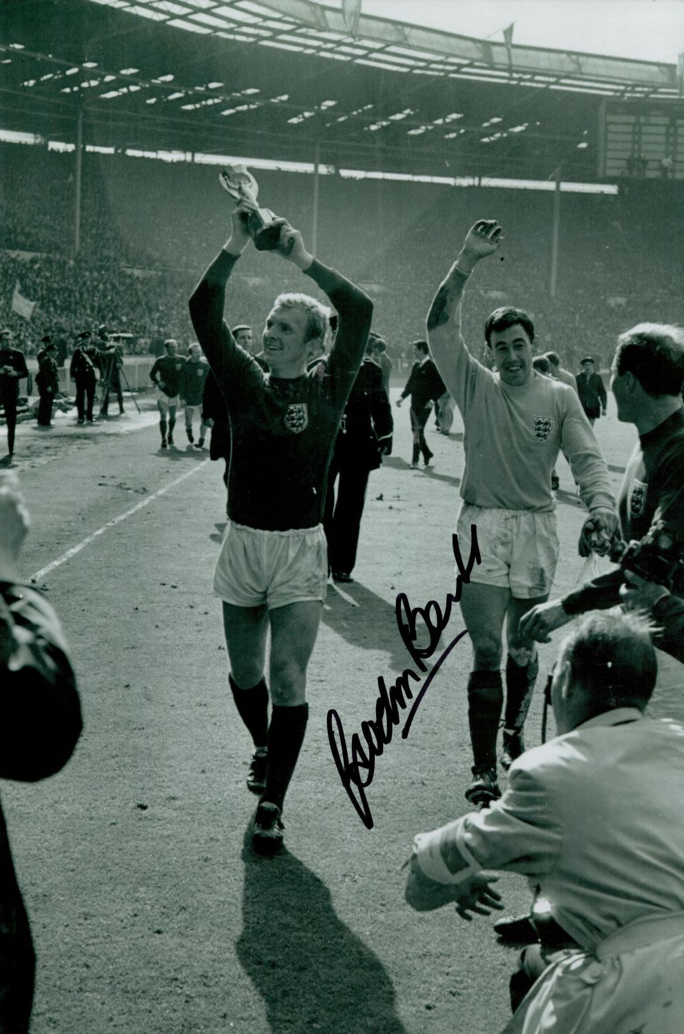 Lot 630: Football Gordon Banks signed 12 x 8 inch...