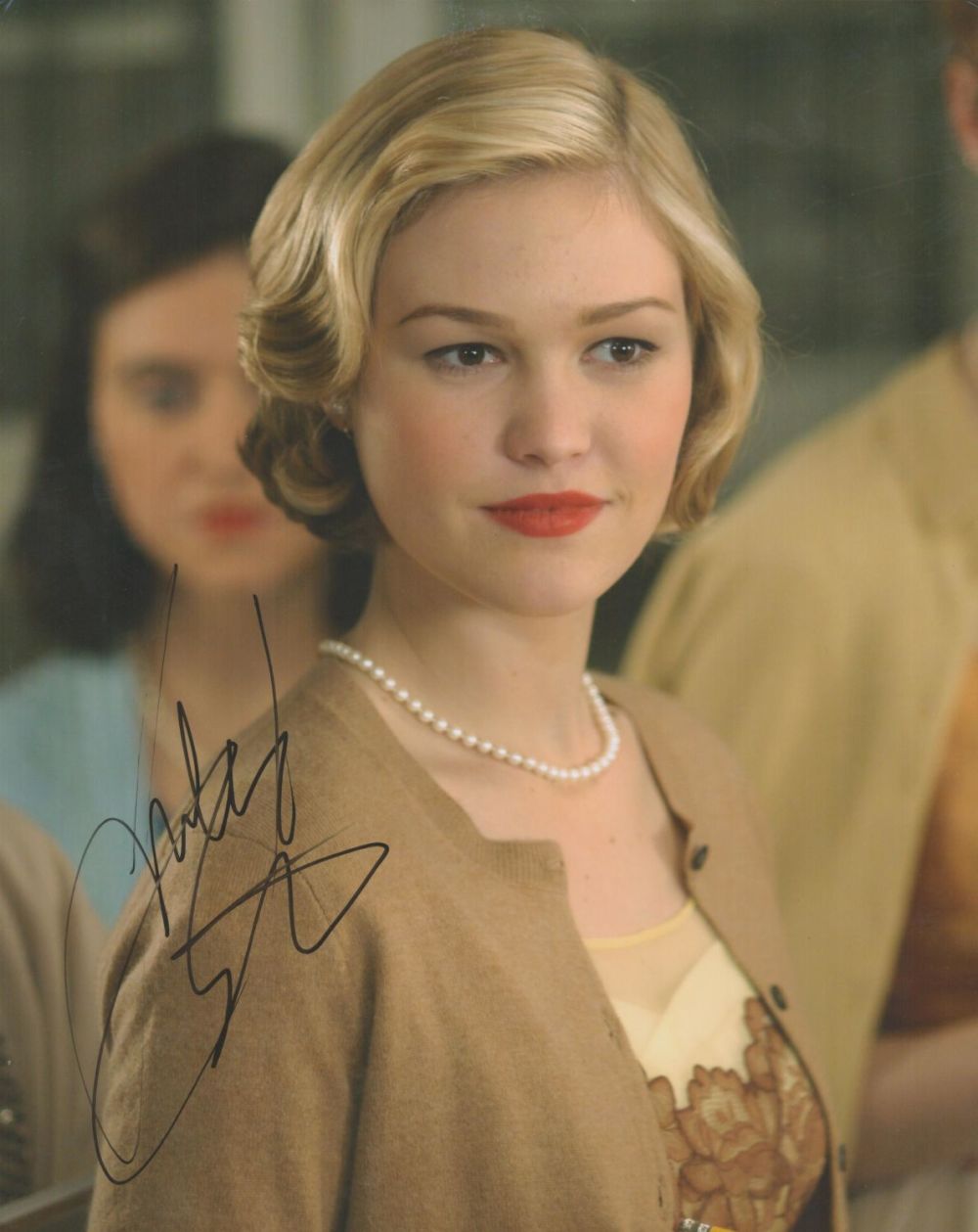 Lot 811: American Actress Julia Stiles Signed 10x8 inch Colour...