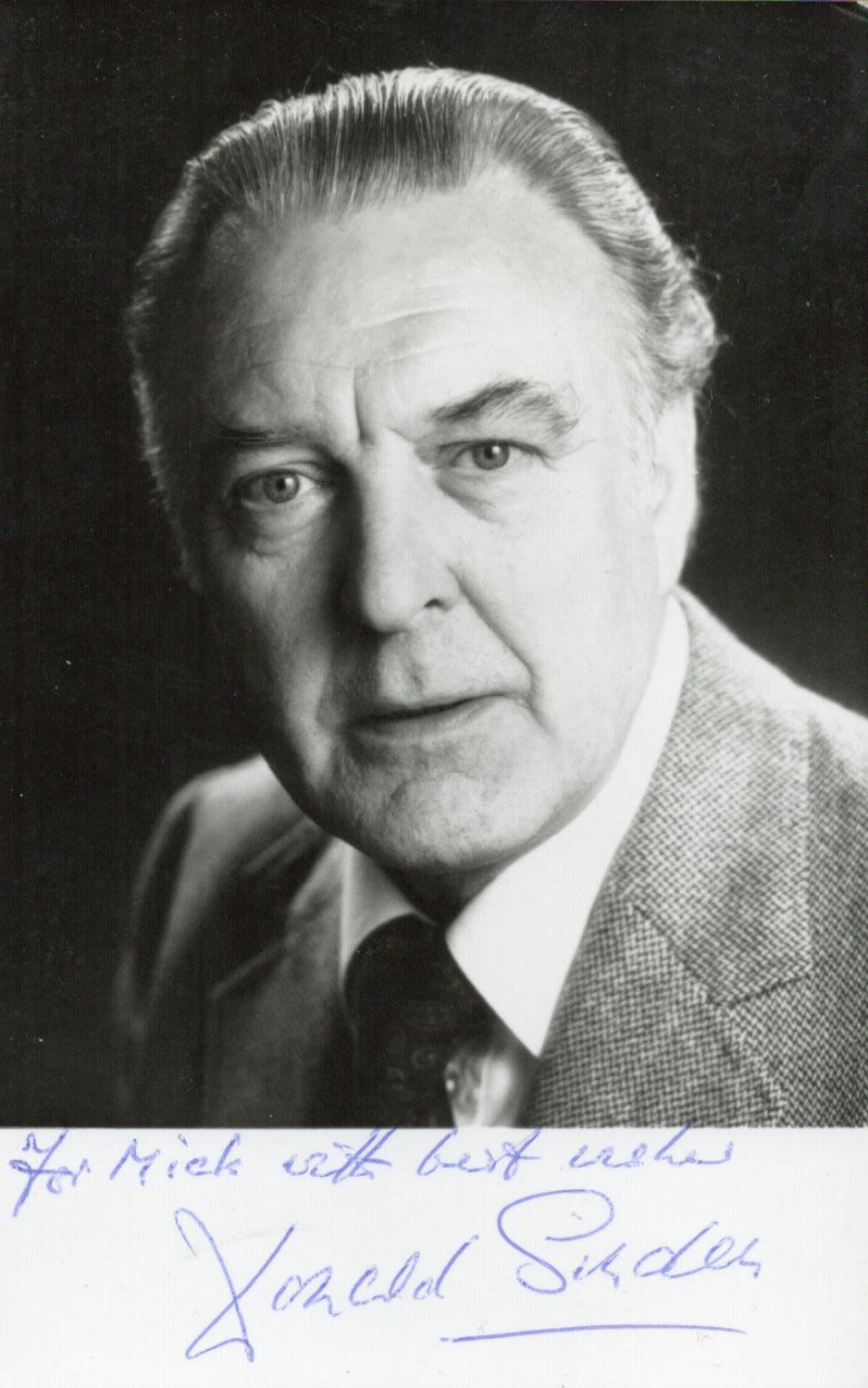 Lot 912: Sir Donald Sinden CBE Signed 5x3 inch Black...