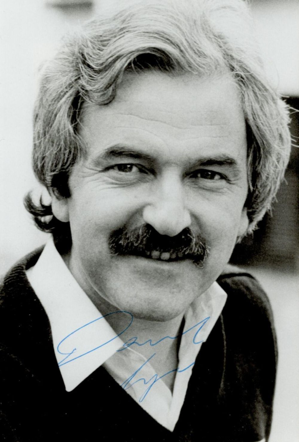 Lot 138: Des Lynam signed 6x4 black and white photo....