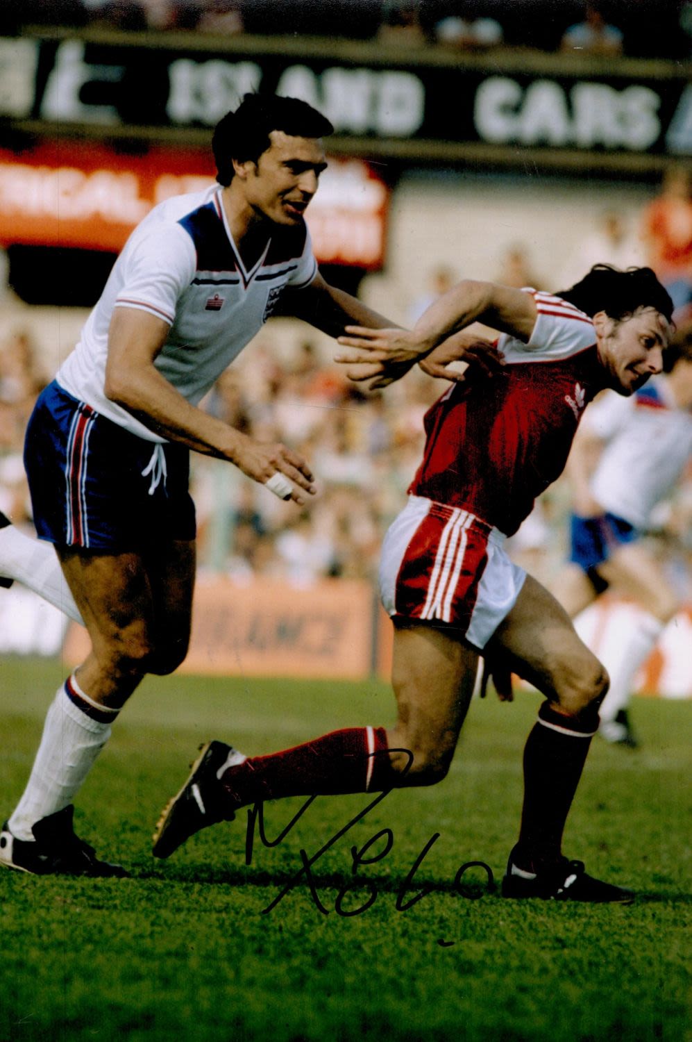 Lot 187: Mickey Thomas signed 12x8 colour photo pictured in...
