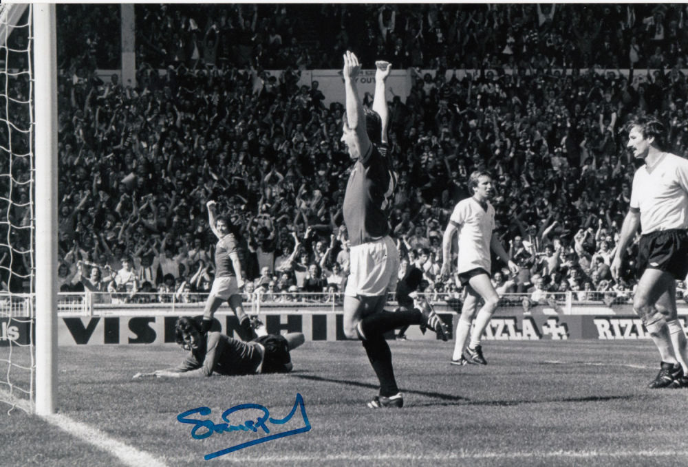 Lot 254: Autographed STUART PEARSON 12 x 8 photo -...