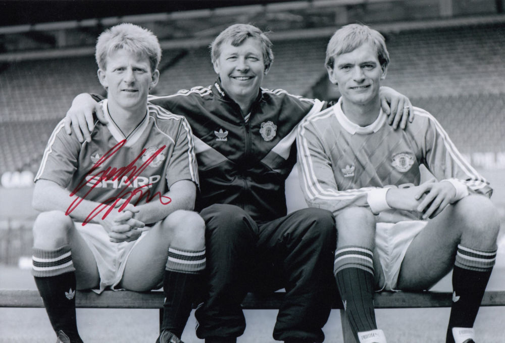 Lot 257: Autographed GORDON STRACHAN 12 x 8 photo -...