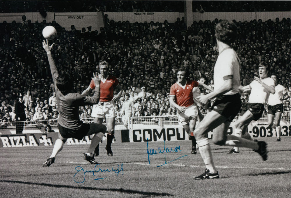 Lot 258: Autographed MAN UNITED 12 x 8 photo -...