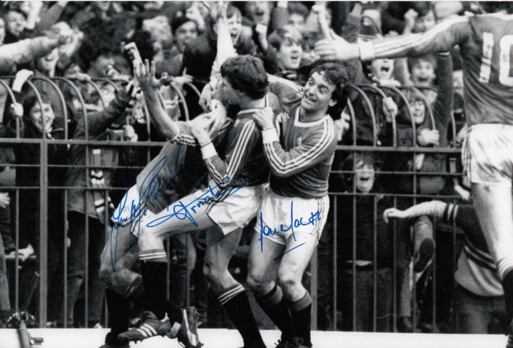 Lot 259: Autographed MAN UNITED 12 x 8 photo -...