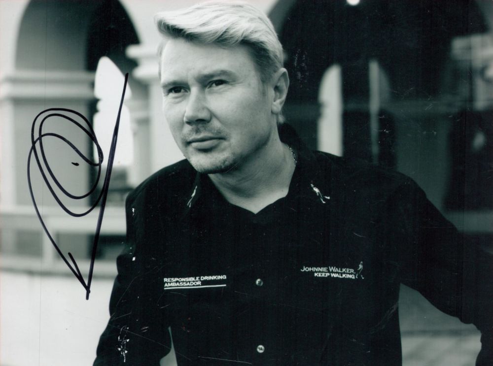 Lot 274: Mika Hakkinen signed 8x6 black and white photo....