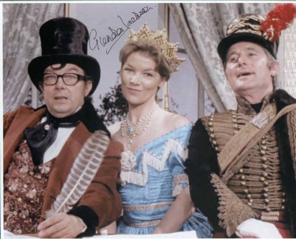 Lot 411: Glenda Jackson signed 10 x 8 inch photo...