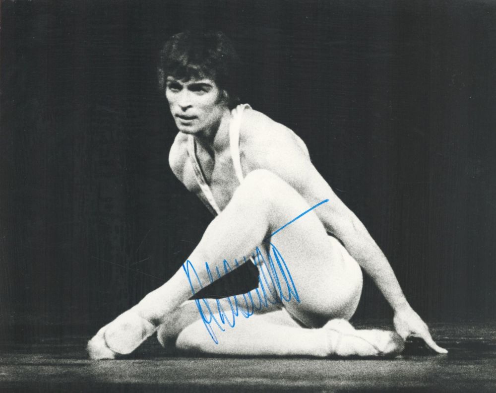 Lot 575: Soviet ballet dancer Rudolf Nureyev Signed 10x8 inch...