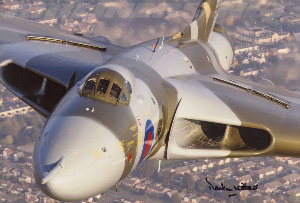 Lot 883: Falklands War Vulcan bomber Operation Black Buck pilot...