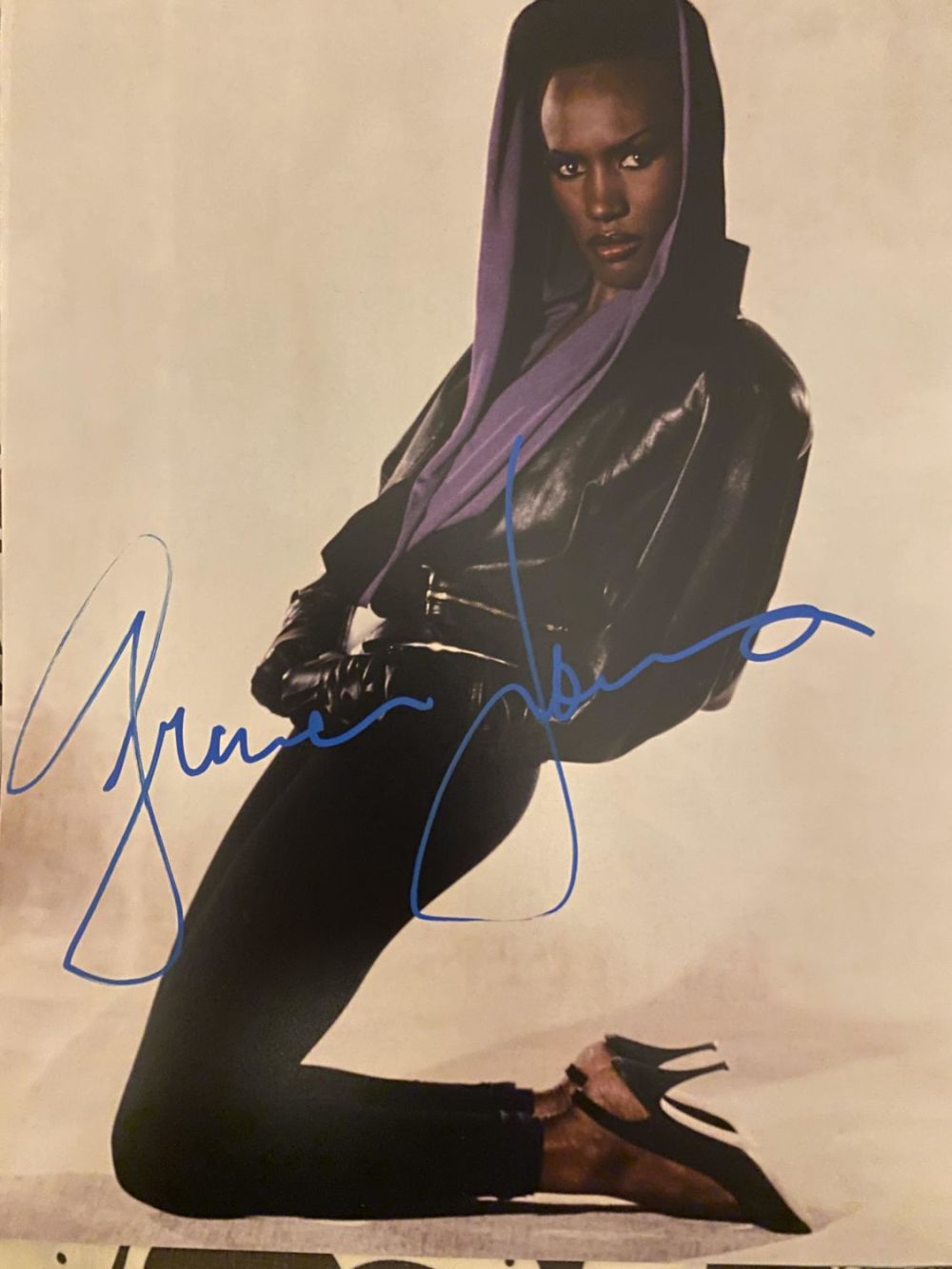 Lot 893: 007 James Bond actress Grace Jones signed 14x11...