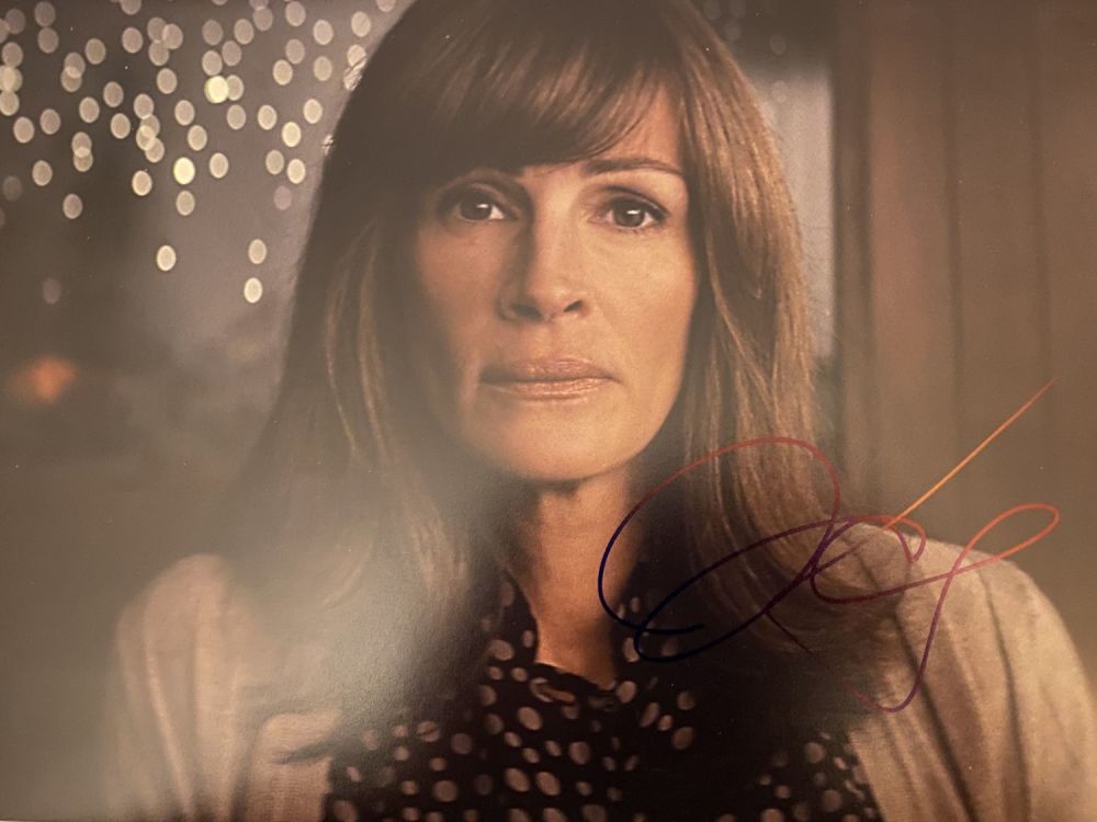 Lot 896: Julia Roberts signed 14x11 inch photo from the...