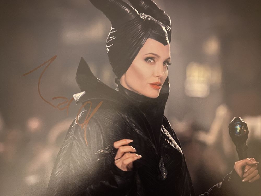 Lot 897: Angelina Jolie signed 14x11 inch photo from the...