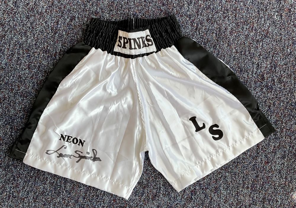 Lot 577: Boxing American Boxer Leon Spinks Signed Personalised Boxing...