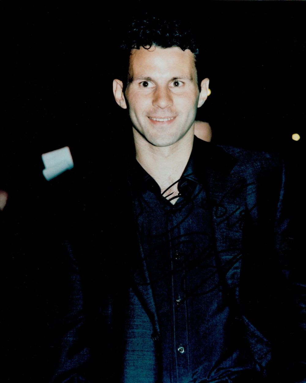 Lot 585: Football Man Utd Legend Ryan Giggs Signed 10x8...