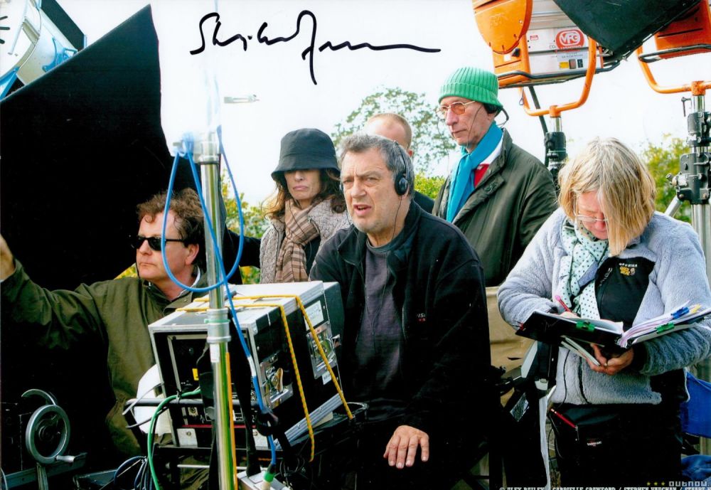 Lot 722: Stephen Frears signed 12x8 colour photo. Frears is...