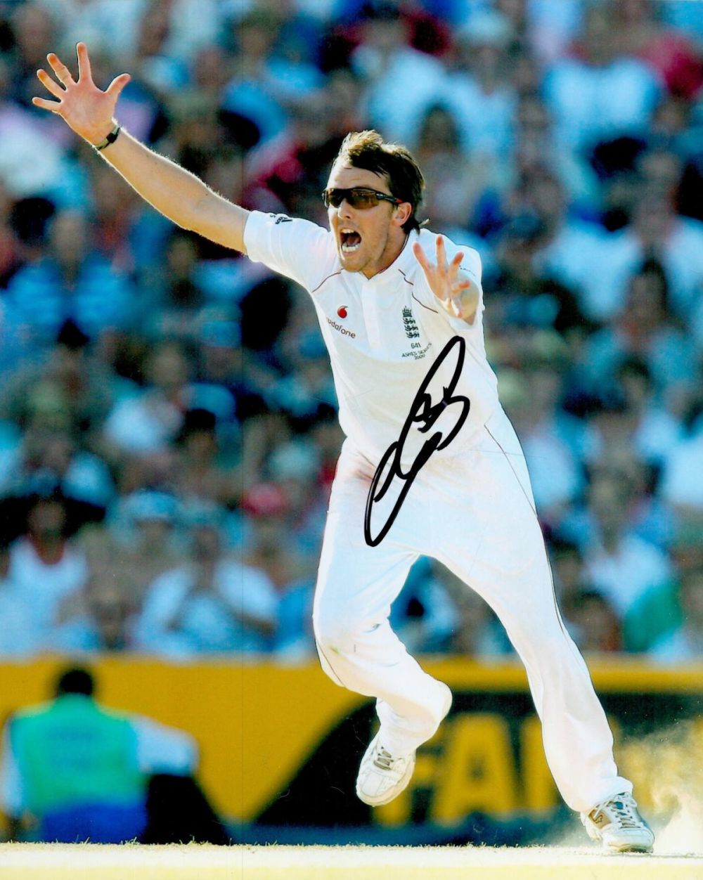 Lot 741: Graeme Swann signed 10x8 colour photo pictured in...