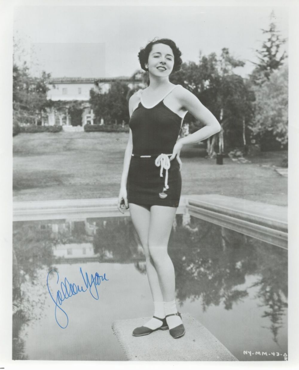 Lot 427: Colleen Moore signed 10x8 black and white photo....