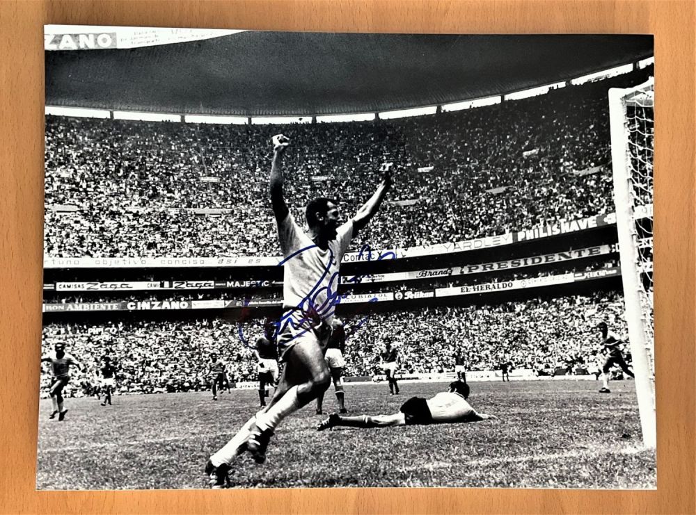 Lot 554: Football, Carlos Alberto Torres signed 16x12 black and...