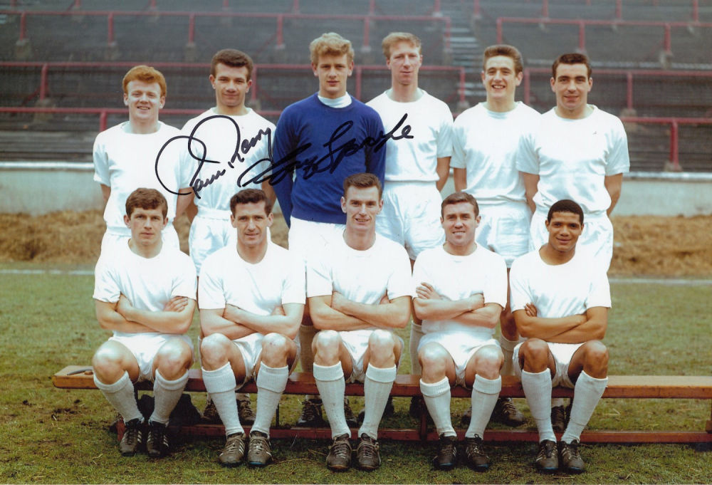 Lot 657: Football Autographed LEEDS UNITED 12 x 8 photo...
