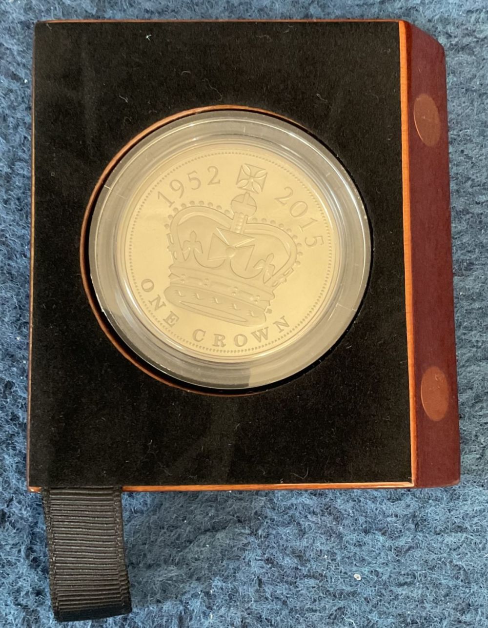 Lot 117: Rare Royal Mint 2015 UK £5 Platinum Proof...