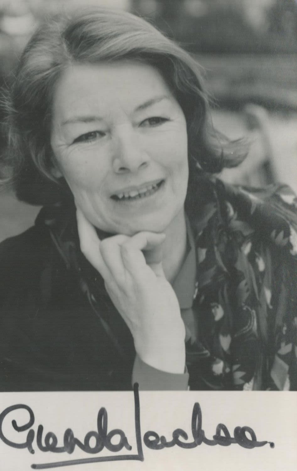 Lot 143: Actor Glenda Jackson signed 6 x 4 inch...