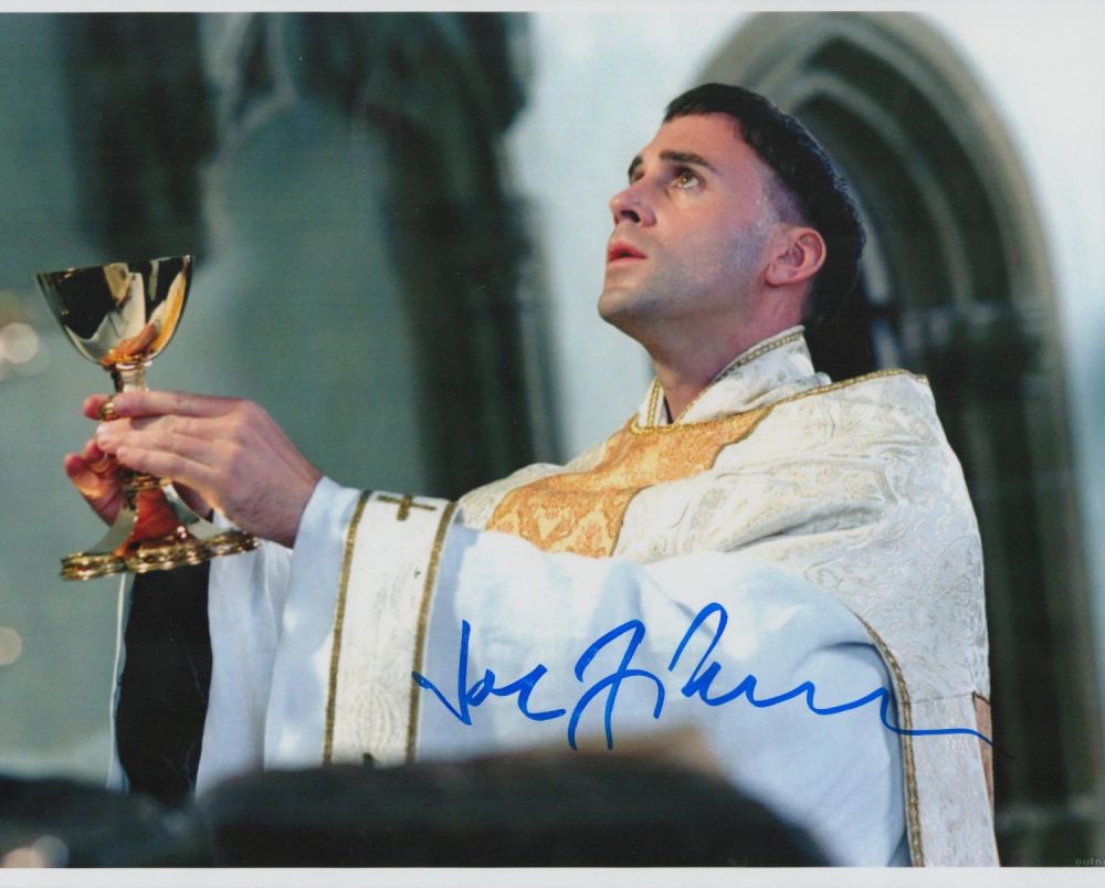 Lot 155: Joseph Fiennes signed 10x8 colour photo. Fiennes, is...