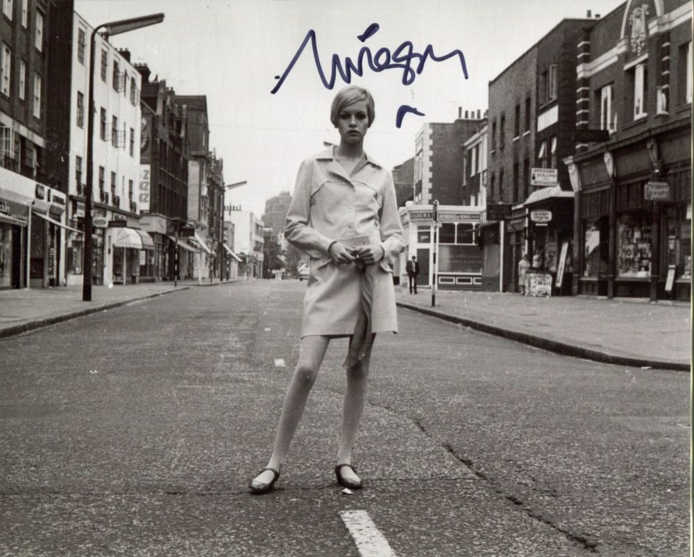 Lot 660: Twiggy, stunning 8x10 photo signed by 60's fashion...