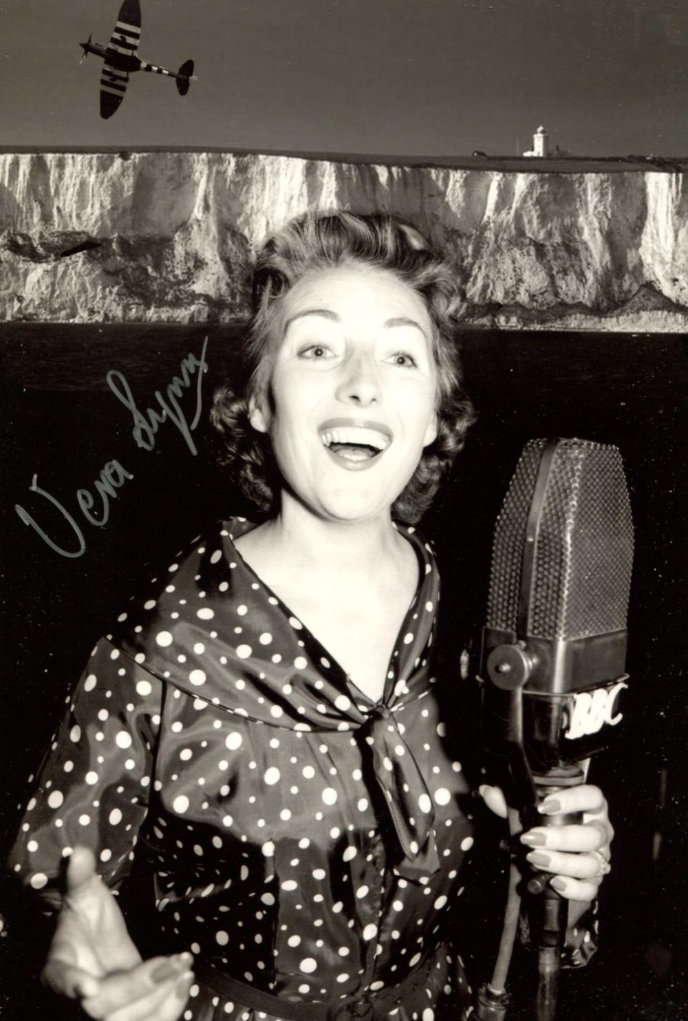 Lot 794: Dame Vera Lynn, amazing 8x12 inch photo signed...