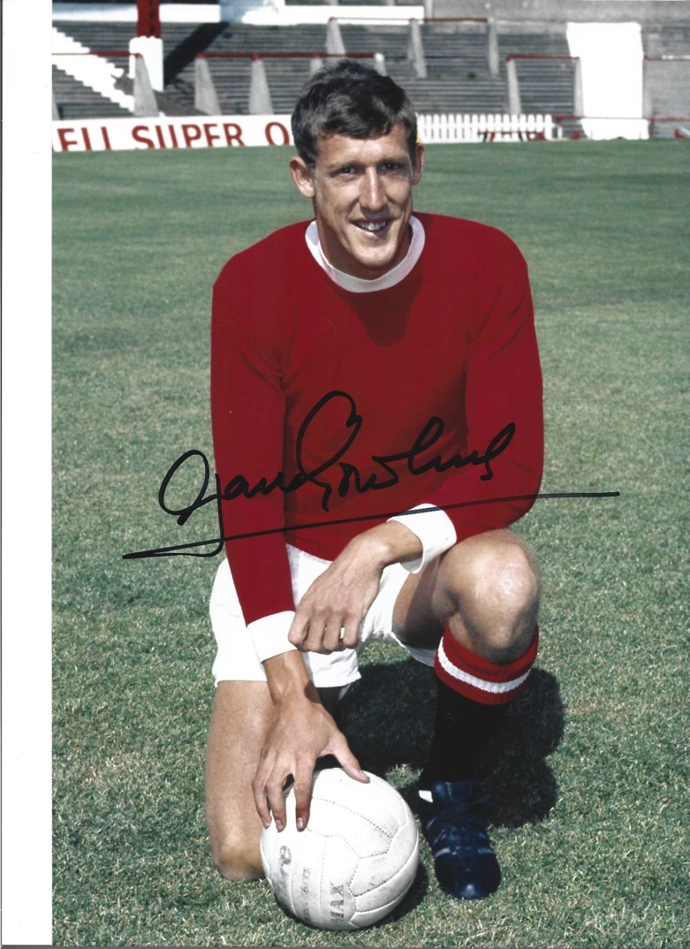 Lot 309: Alan Gowling signed Manchester United 12x8 colour photo....