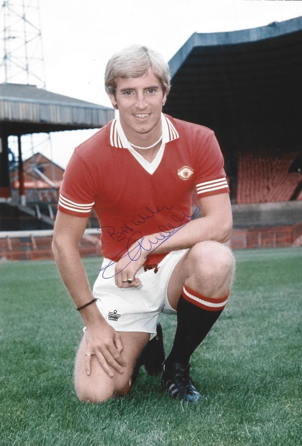Lot 324: Colin Waldron signed Manchester United 12x8 colour photo....