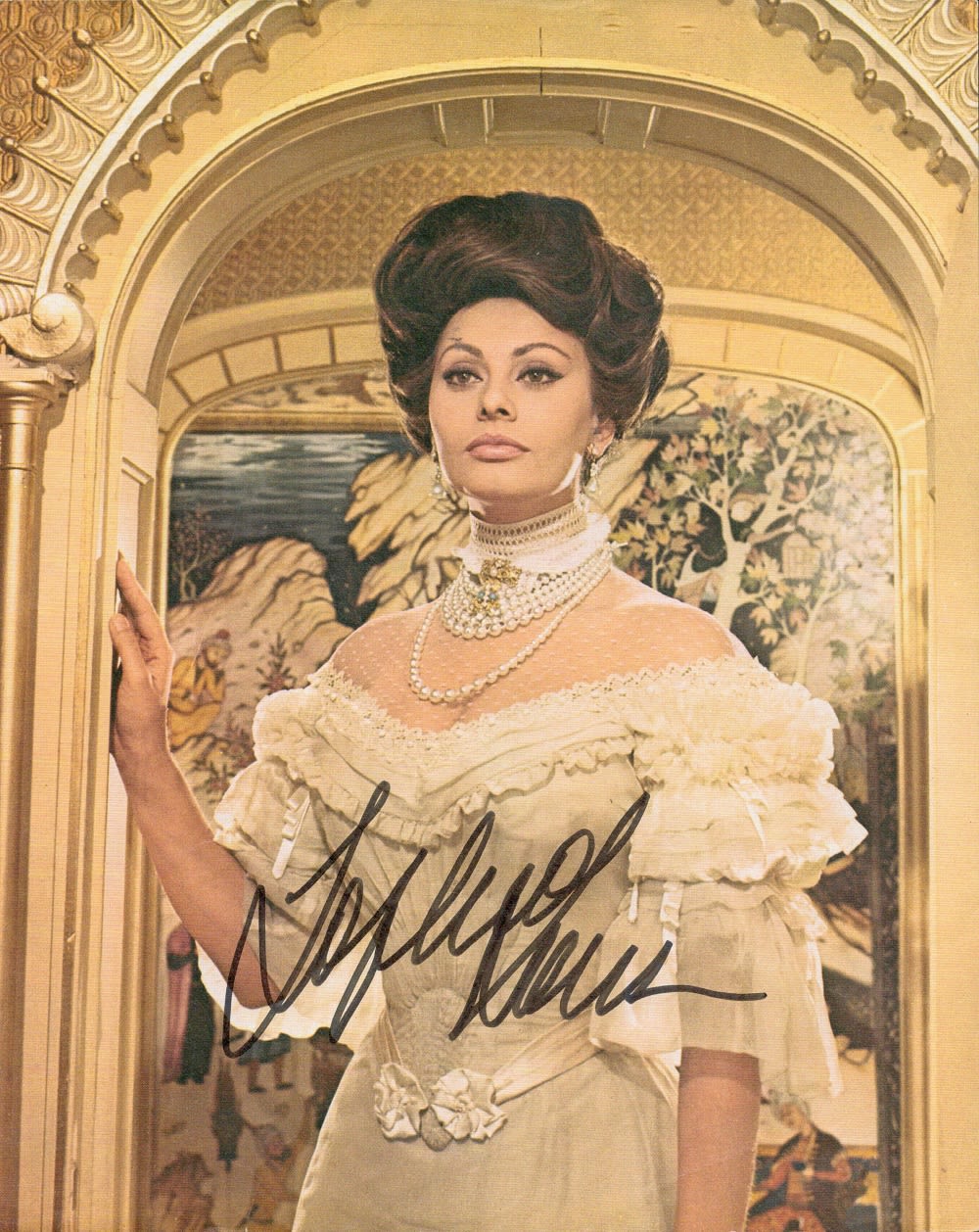 Lot 132: Sophia Loren signed 10x8 colour newspaper photo. Good...