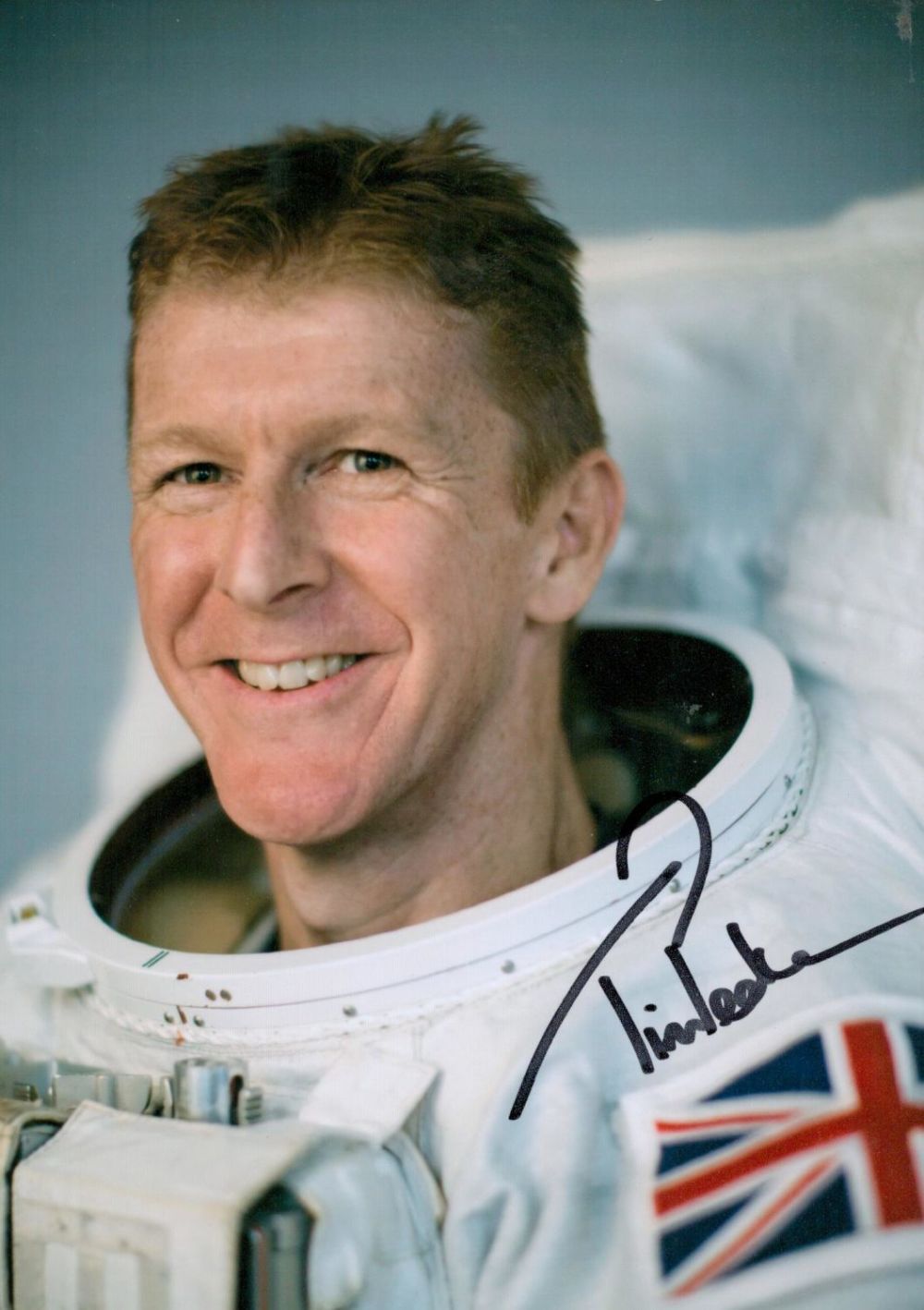 Lot 189: Astronaut Tim Peake signed 7 x 5-inch colour...