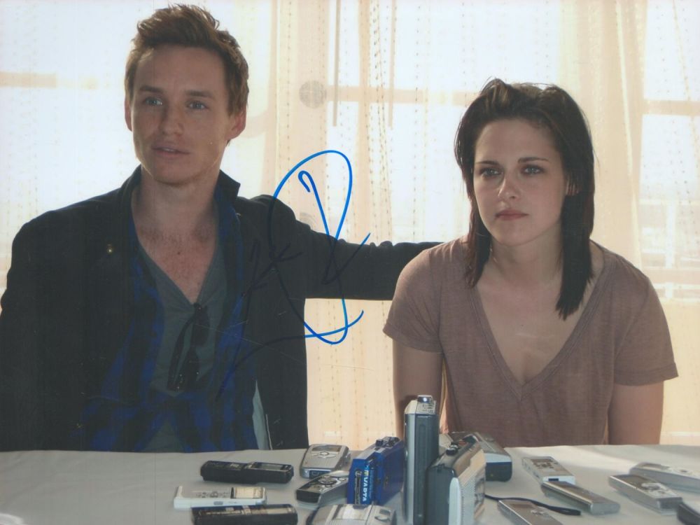 Lot 491: Eddie Redmayne signed 10x8 colour photo. Edward John...