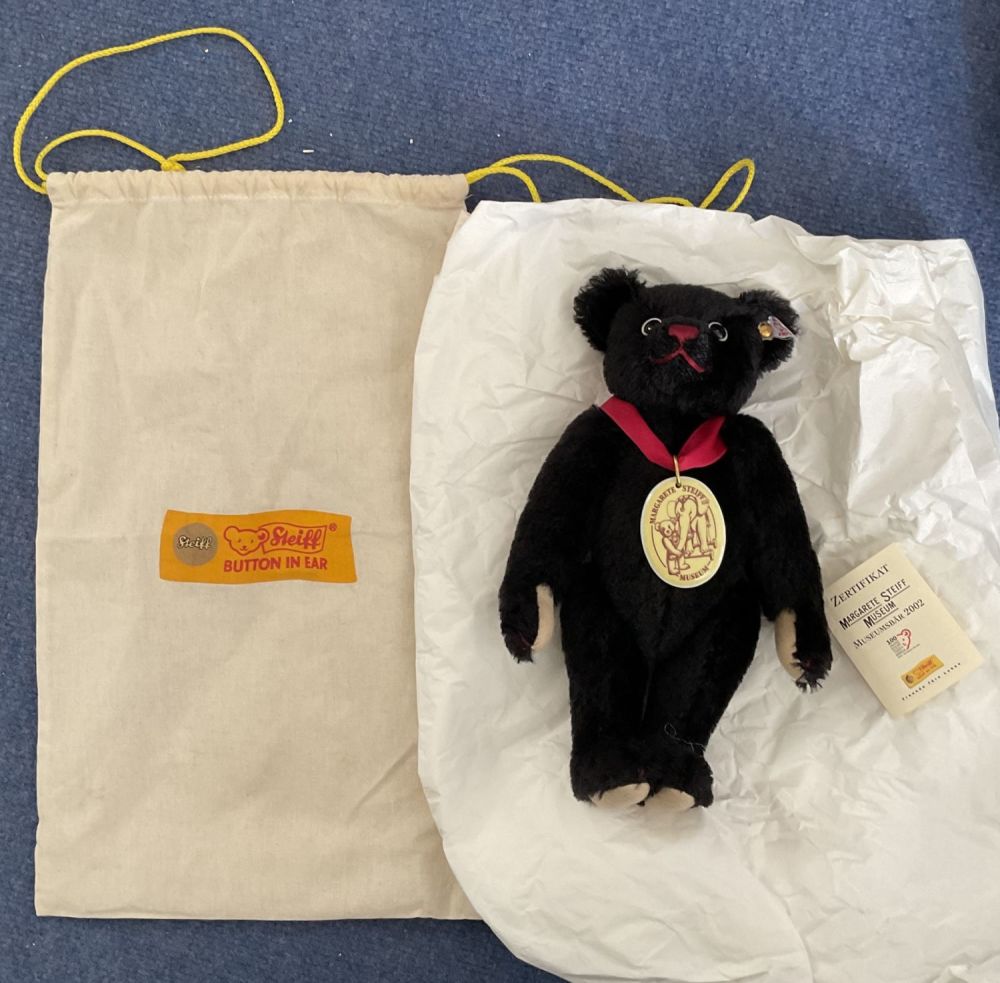 Lot 124: Steiff Museum 2002 Teddy bear. The fifth edition....