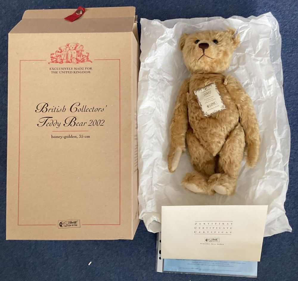Lot 151: Steiff British Collector's Teddy Bear 2002, Honey-golden 35cm....